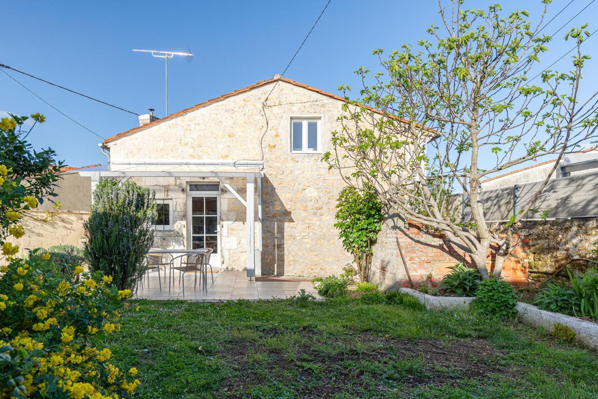 Belle Maison De Ville l'Isle-d'Espagnac Экстерьер фото